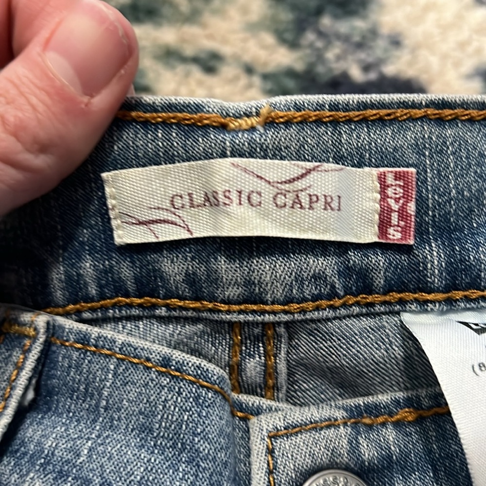Woman’s Levi’s capris - Picture 3 of 6